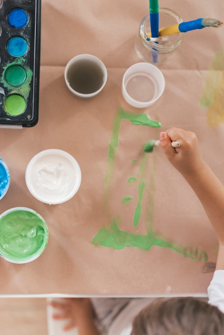 Foto gratuito niño pequeño pintando como un artista