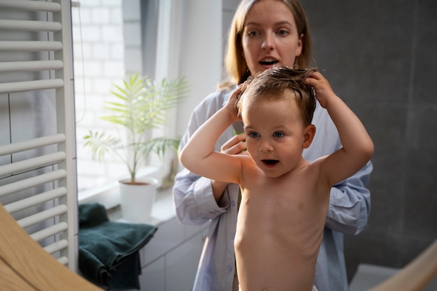 Niño pequeño con piojos con madre