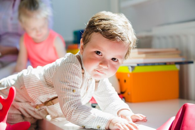 Niño pequeño en preescolar