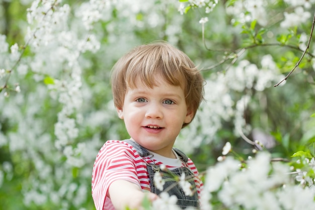 Niño pequeño en primavera