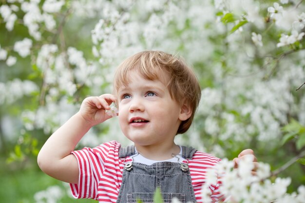 Niño pequeño en primavera