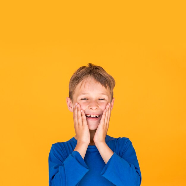 Niño pequeño que expresa felicidad pura