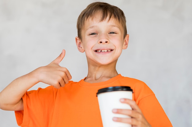 Foto gratuita niño pequeño que le gusta su bebida