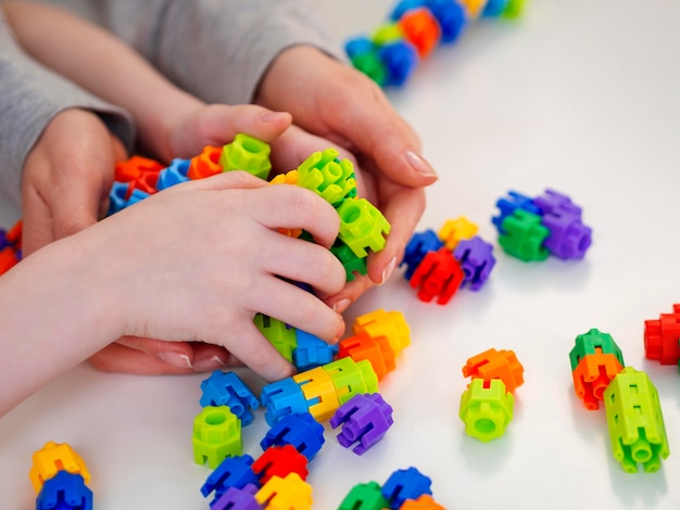 Niño pequeño que juega con el juego colorido