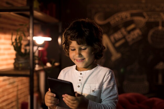 Niño pequeño que juega en su tableta