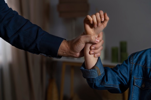 Foto gratuita niño pequeño recibiendo abuso físico de los padres