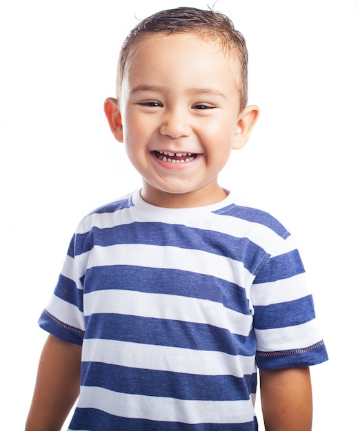 Niño pequeño riendo