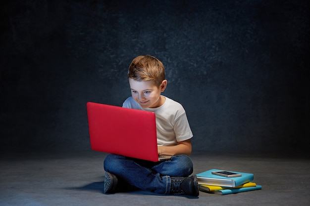Niño pequeño sentado con laptop