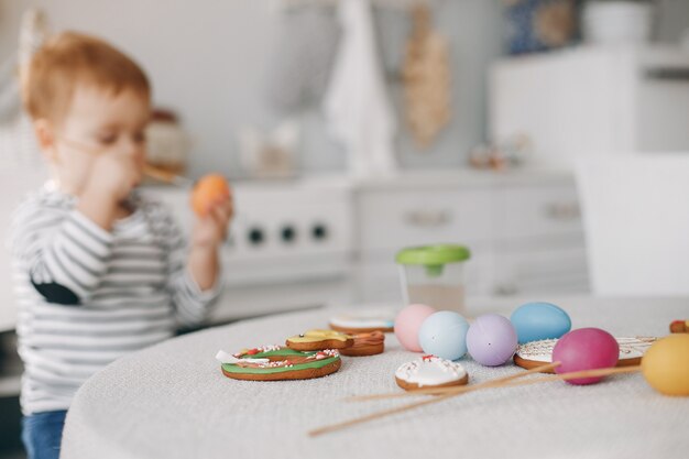 Niño pequeño sentado en una pintura de cocina