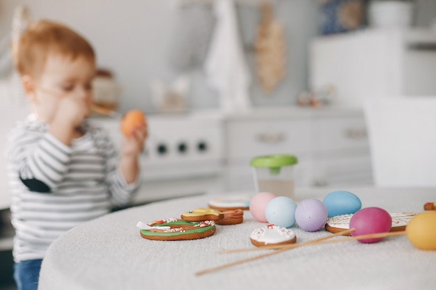 Niño pequeño sentado en una pintura de cocina