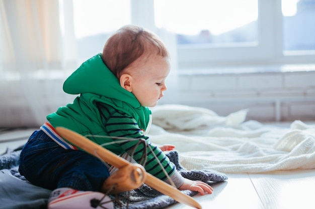 Foto gratuita el niño pequeño sentado en el piso