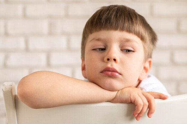 Niño pequeño, se sentar sobre silla