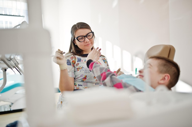 Foto gratuita niño pequeño, en, silla del dentista