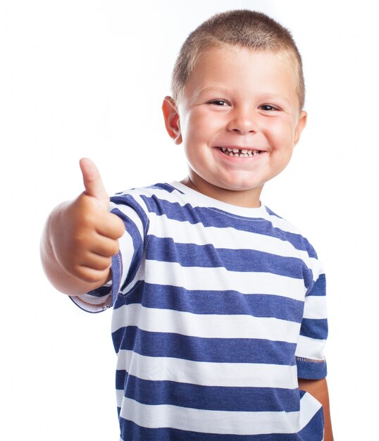 Niño pequeño sonriendo con un pulgar arriba