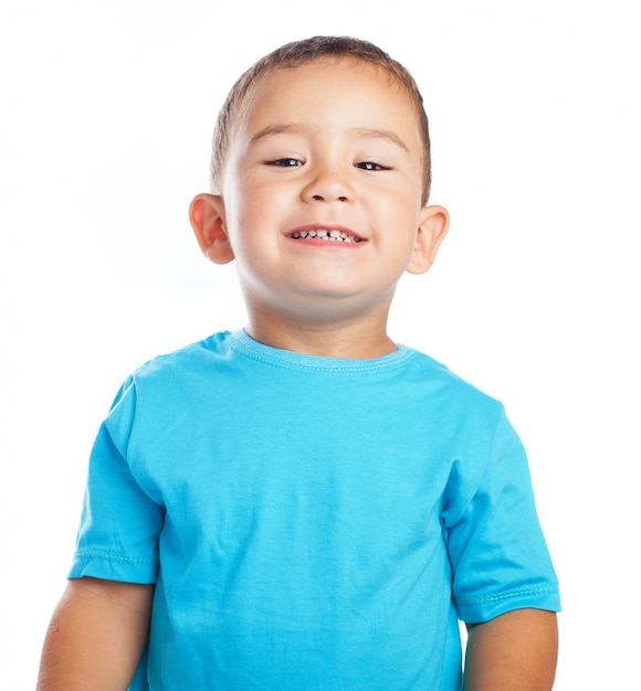 Niño pequeño sonriendo