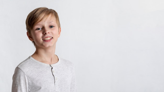 Niño pequeño sonriente con espacio de copia