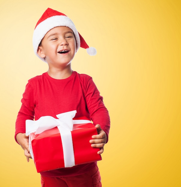 Niño pequeño sujetando un regalo