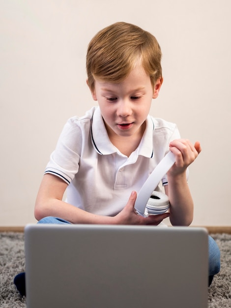 Foto gratuita niño pequeño con sus auriculares