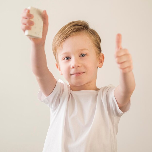 Niño pequeño, tenencia, jabón