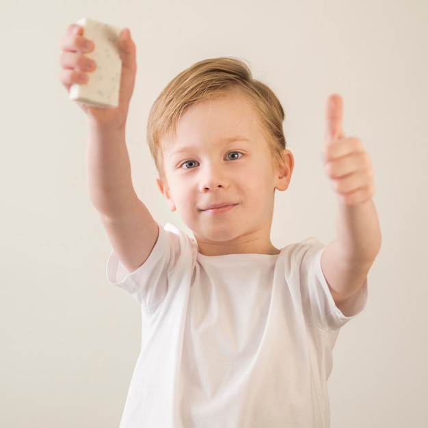 Niño pequeño, tenencia, jabón