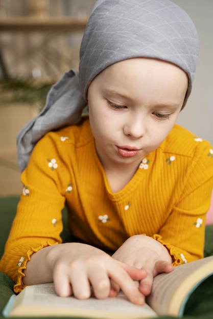 Foto gratuita niño pequeño en terapia para combatir el cáncer