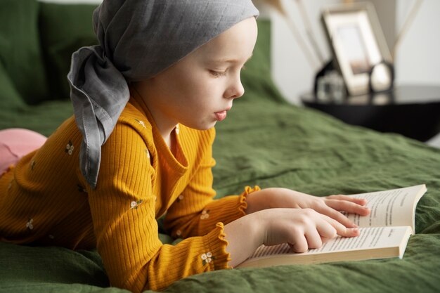 Niño pequeño en terapia para combatir el cáncer