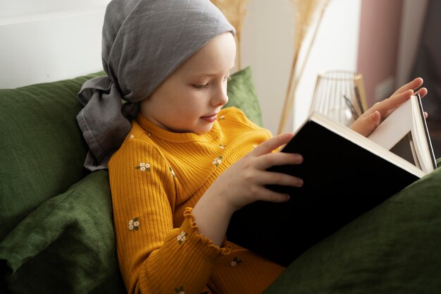 Niño pequeño en terapia para combatir el cáncer