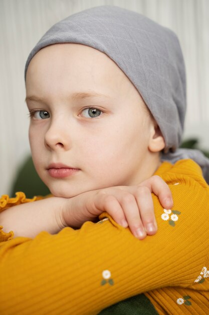 Niño pequeño en terapia para combatir el cáncer