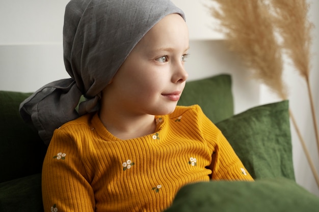 Foto gratuita niño pequeño en terapia para combatir el cáncer