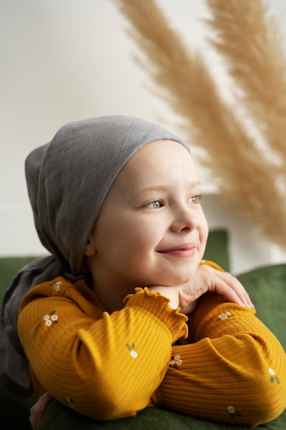 Foto gratuita niño pequeño en terapia para combatir el cáncer