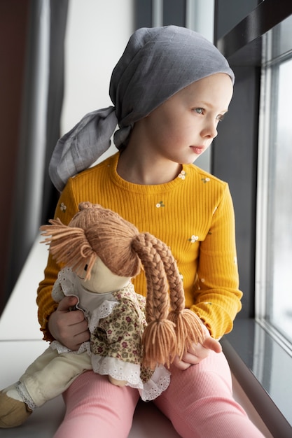 Niño pequeño en terapia para combatir el cáncer