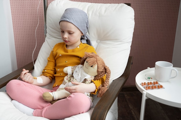 Niño pequeño en terapia para combatir el cáncer