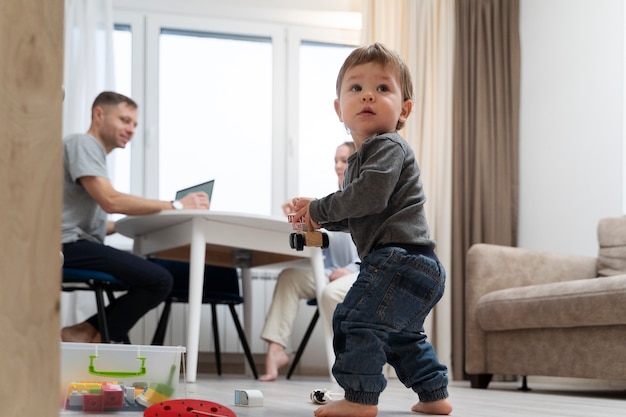 Foto gratuita niño pequeño de tiro completo caminando en el interior