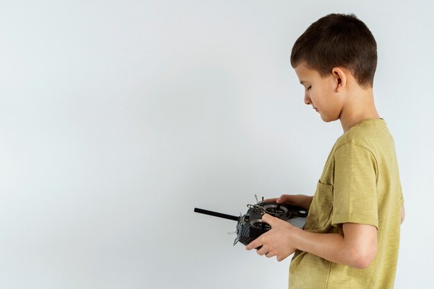 Niño pequeño de tiro medio con controlador