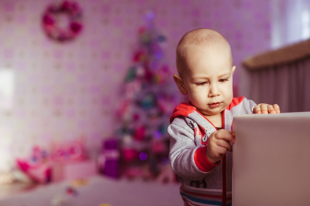 &quot;Niño pequeño tocando la superficie suave&quot;