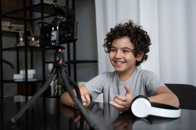 Niño pequeño transmitiendo en línea