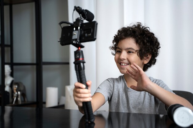 Niño pequeño transmitiendo en línea