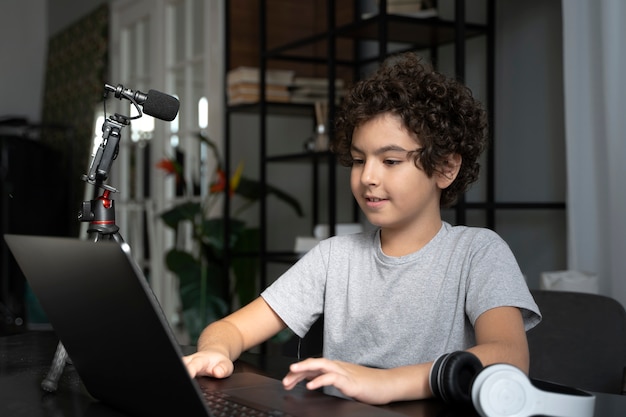 Niño pequeño transmitiendo en línea