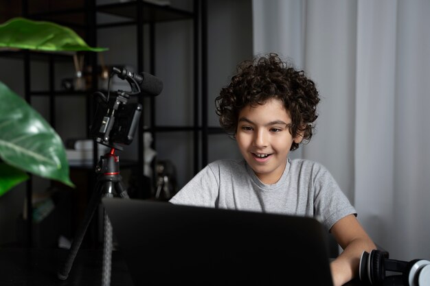 Niño pequeño transmitiendo en línea