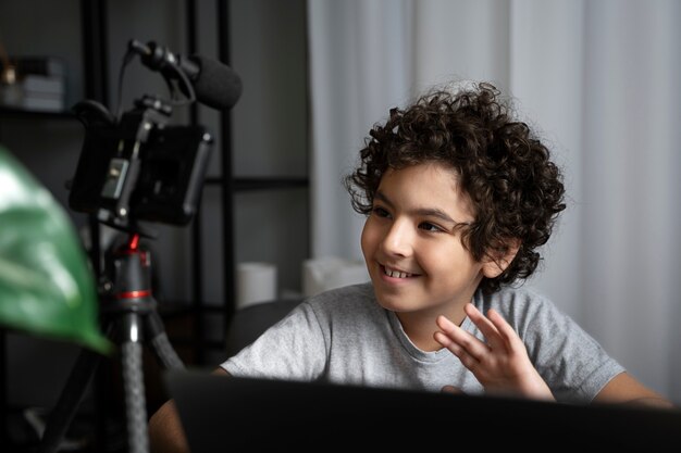 Niño pequeño transmitiendo en línea