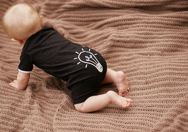 Foto gratuita un niño pequeño vestido de negro con una lámpara como 