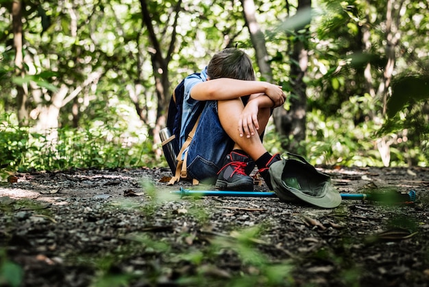 Niño perdido y triste en el bosque