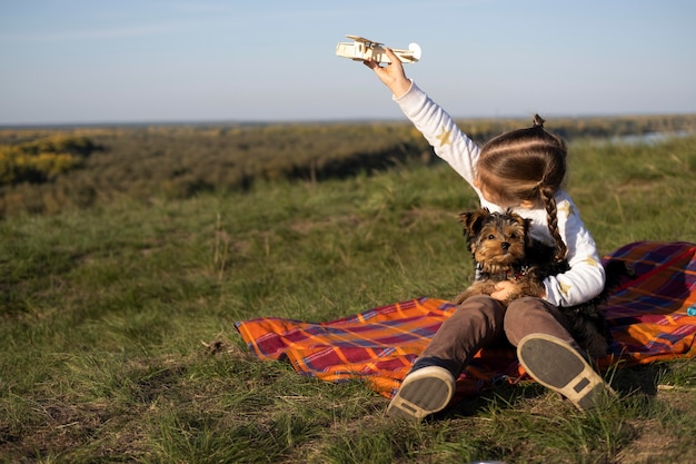 Niño y perro jugando al aire libre