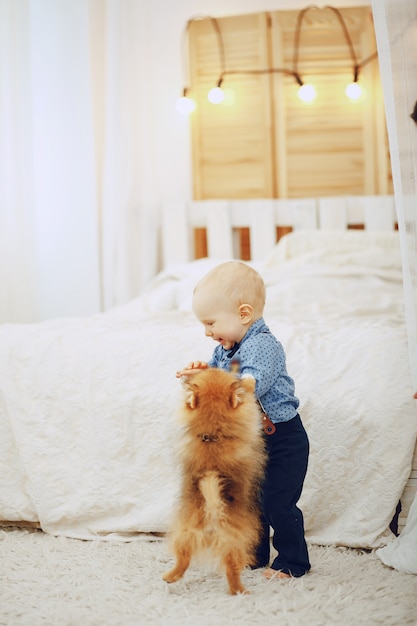 Foto gratuita niño con perro