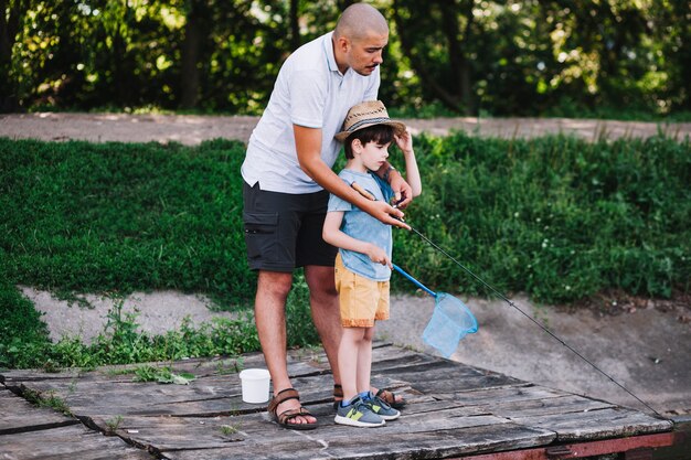 Niño pescando con su padre