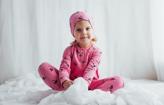 Foto gratuita niño en pijama