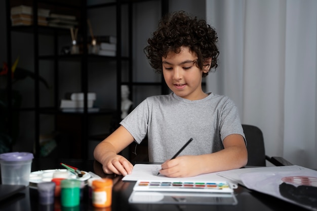 Niño pintando con acuarela