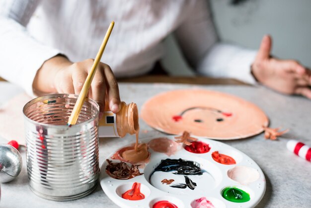 Niño pintando a Santa en un plato de papel