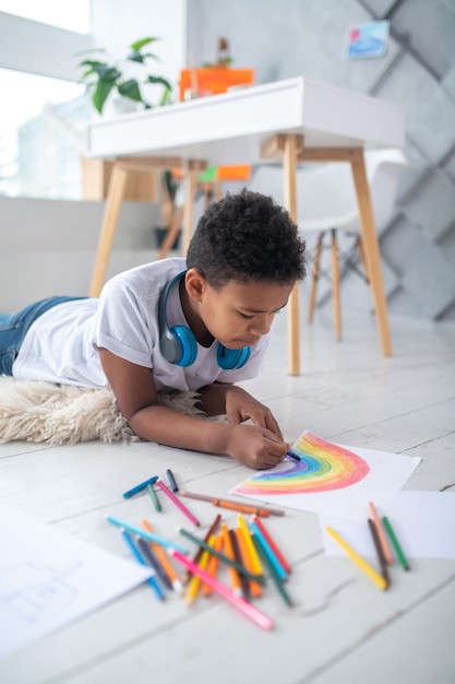 niño, pintura, arco iris, mentira en piso