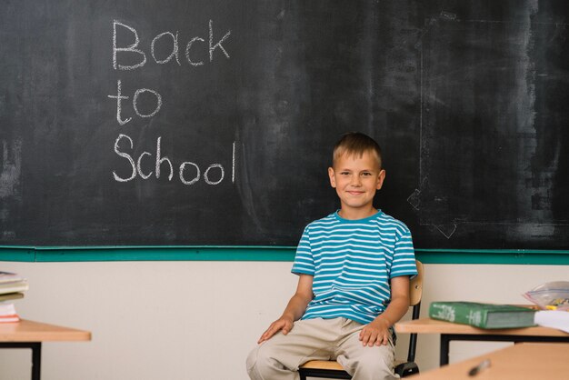 Niño en la pizarra en la escuela